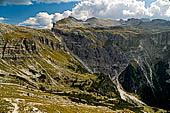 Trekking nel Parco Naturale Puez-Odle. La lunga discesa dal Rifugio Puez a Selva in Valgardena lungo la Vallelunga. La testata della Vallelunga. 